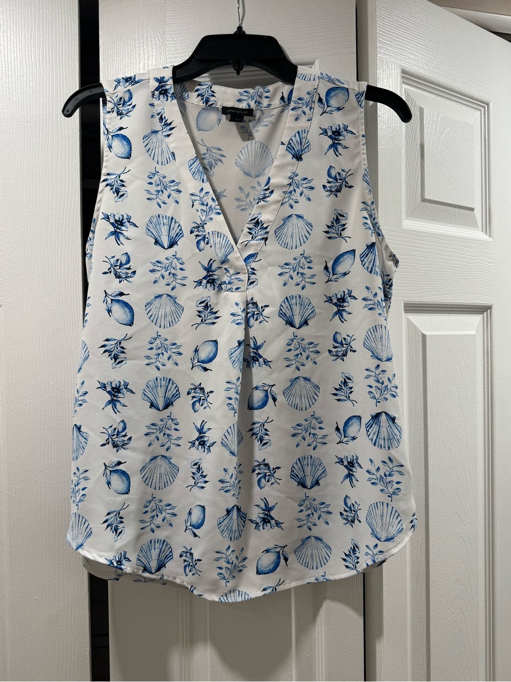 Ann Taylor White Sleeveless V-Neck Top with Blue Shell Print